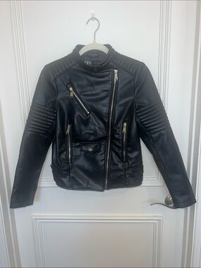 EUC Zara Faux Leather Moto Jacket.
Color is Black. Size Small